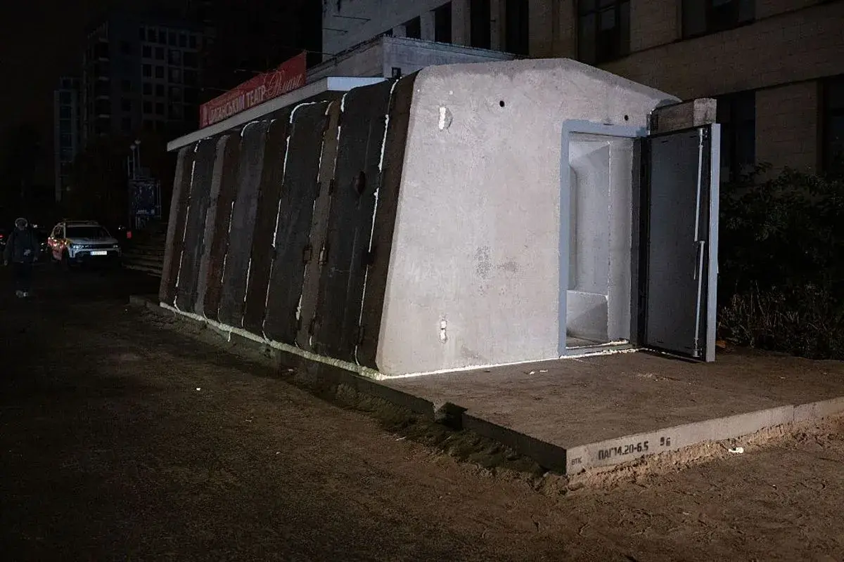 Russian ballistic missiles strike Kyiv as air raid sirens sound