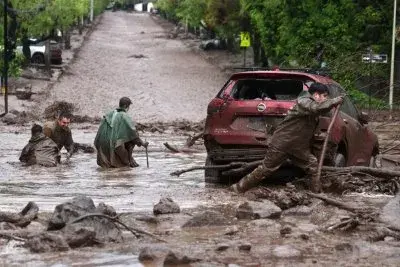 Mudslide sweeps away vehicles, bus in Santiago; 6 injured, 1,000+ stranded