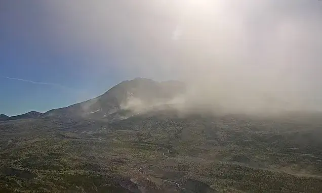 Mount St Helens triggers aviation warnings after volcanic ash rises 12,000 feet
