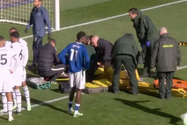 Everton vs Chelsea stopped after Emi Martinez suffers serious injury in clash
