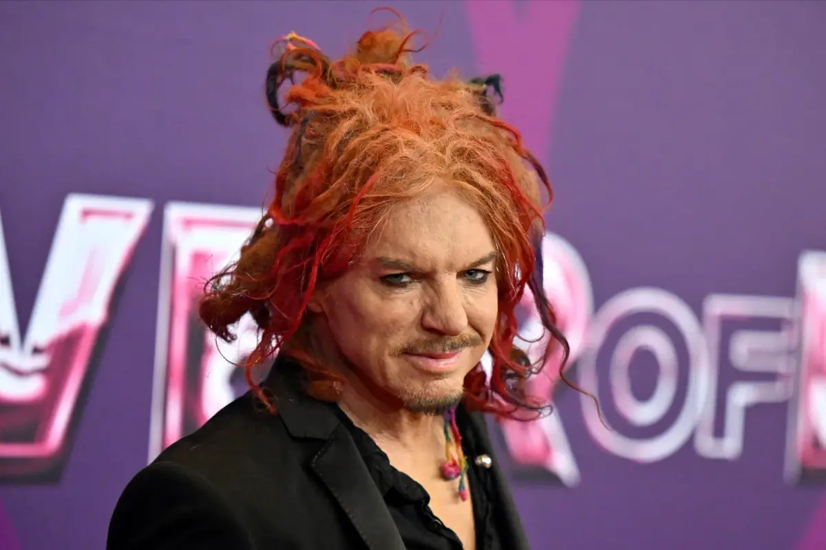 Carrot Top Returns To The Stage, Uses Recent Crisis As Comedy Fuel