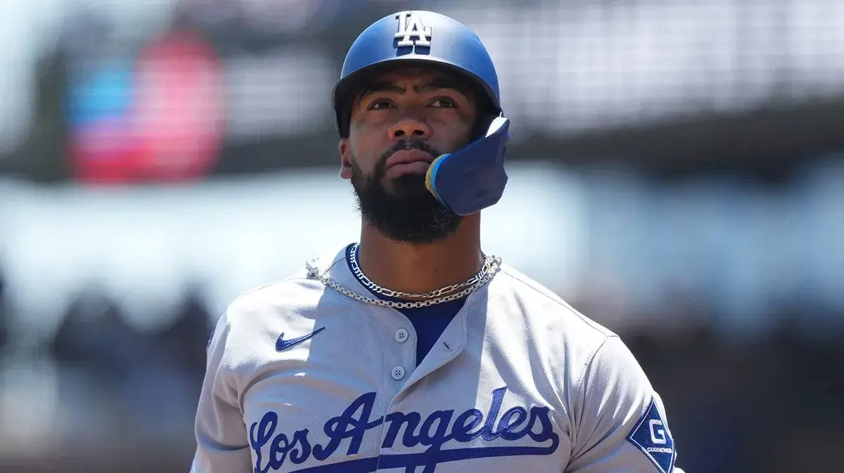 Dodgers' Teoscar Hernandez stays in NLDS Game 4 after wall collision