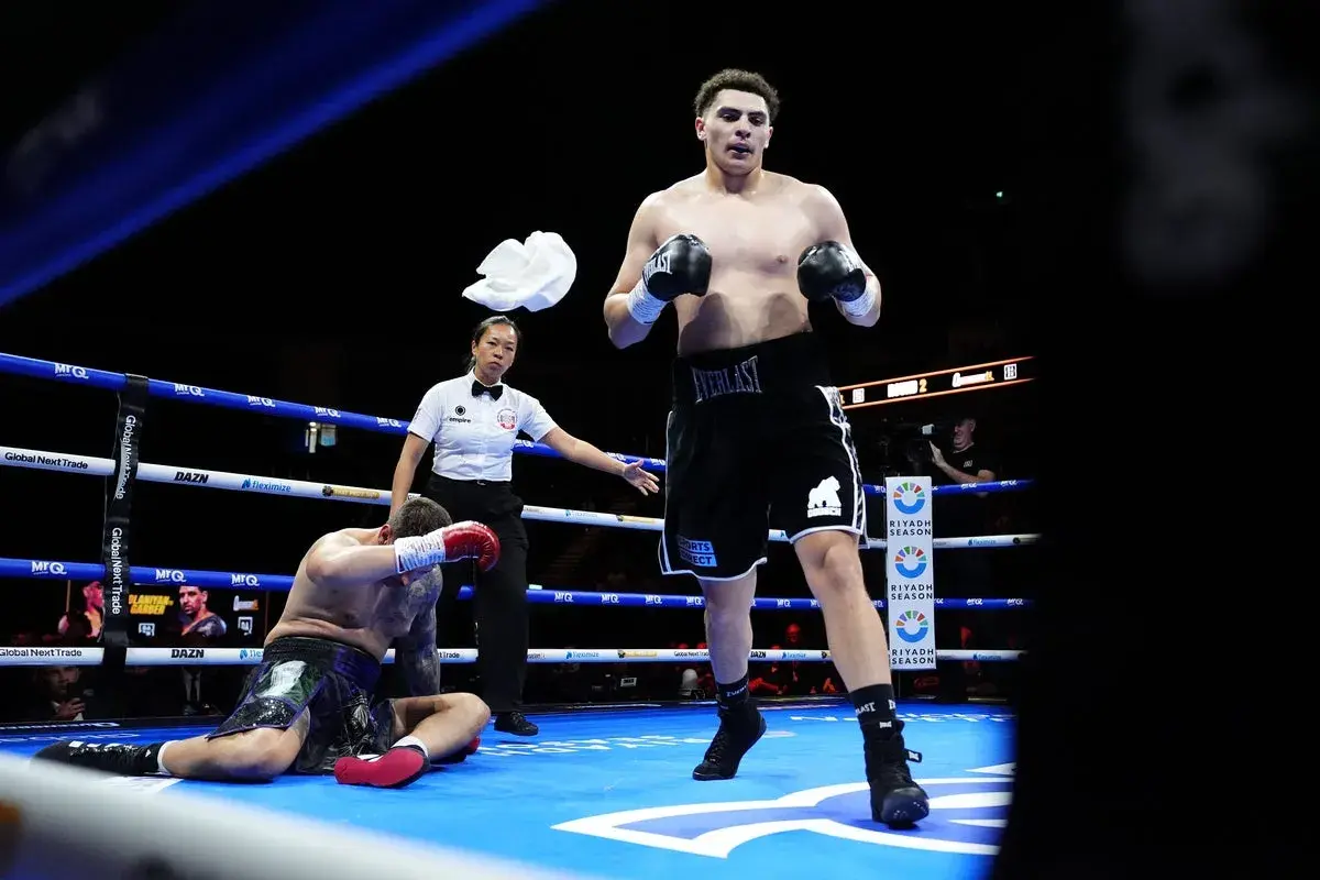 Referee refuses boxer's towel twice, fighter gets knocked out on Dubois v Wardley 2 undercard