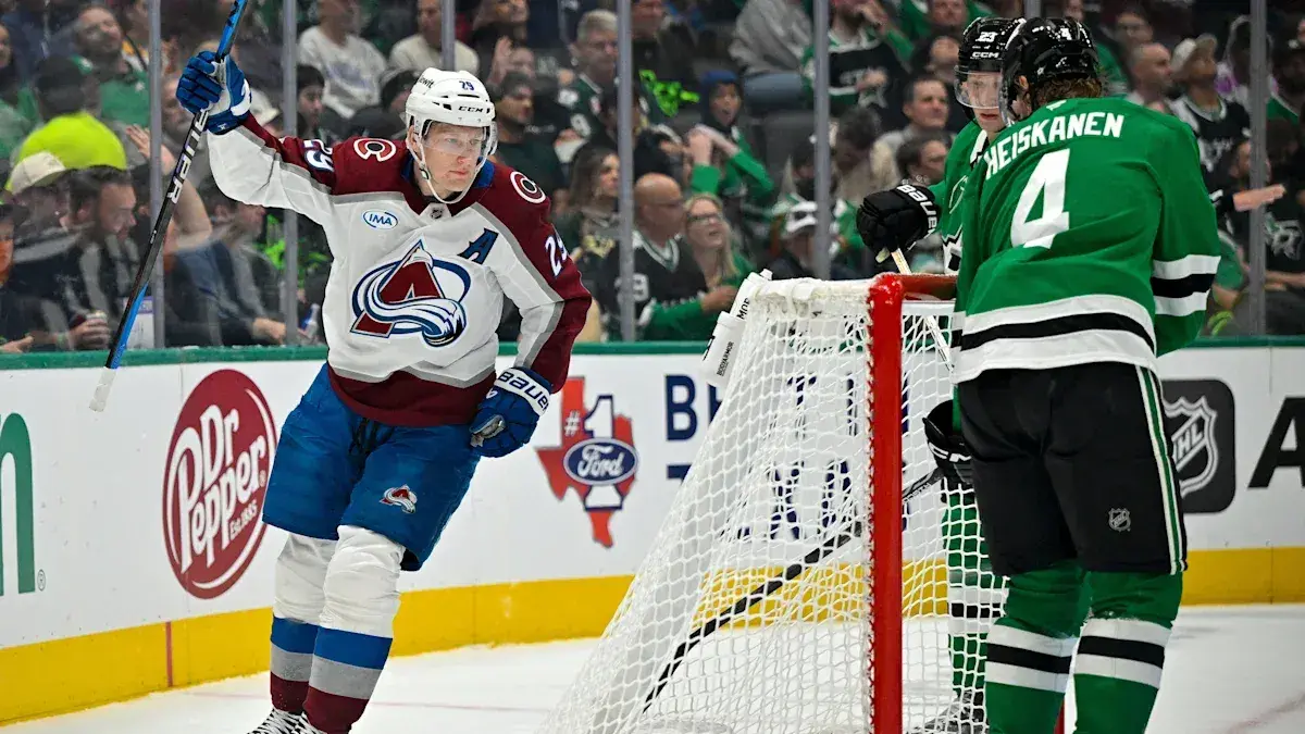 Nathan MacKinnon left bloody after fight with Roope Hintz