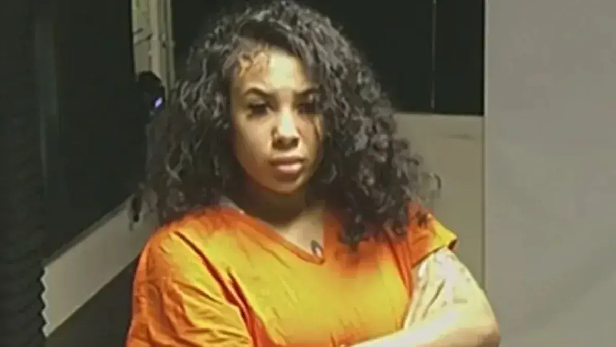 Man leaves $110K gold chains on bathroom counter, Miami police find suspect via fingerprints